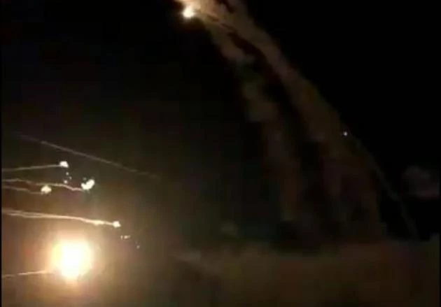 Η πυραυλική ασπίδα του Ισραήλ καταρρίπτει ρουκέτες πάνω από σπίτια (βίντεο)